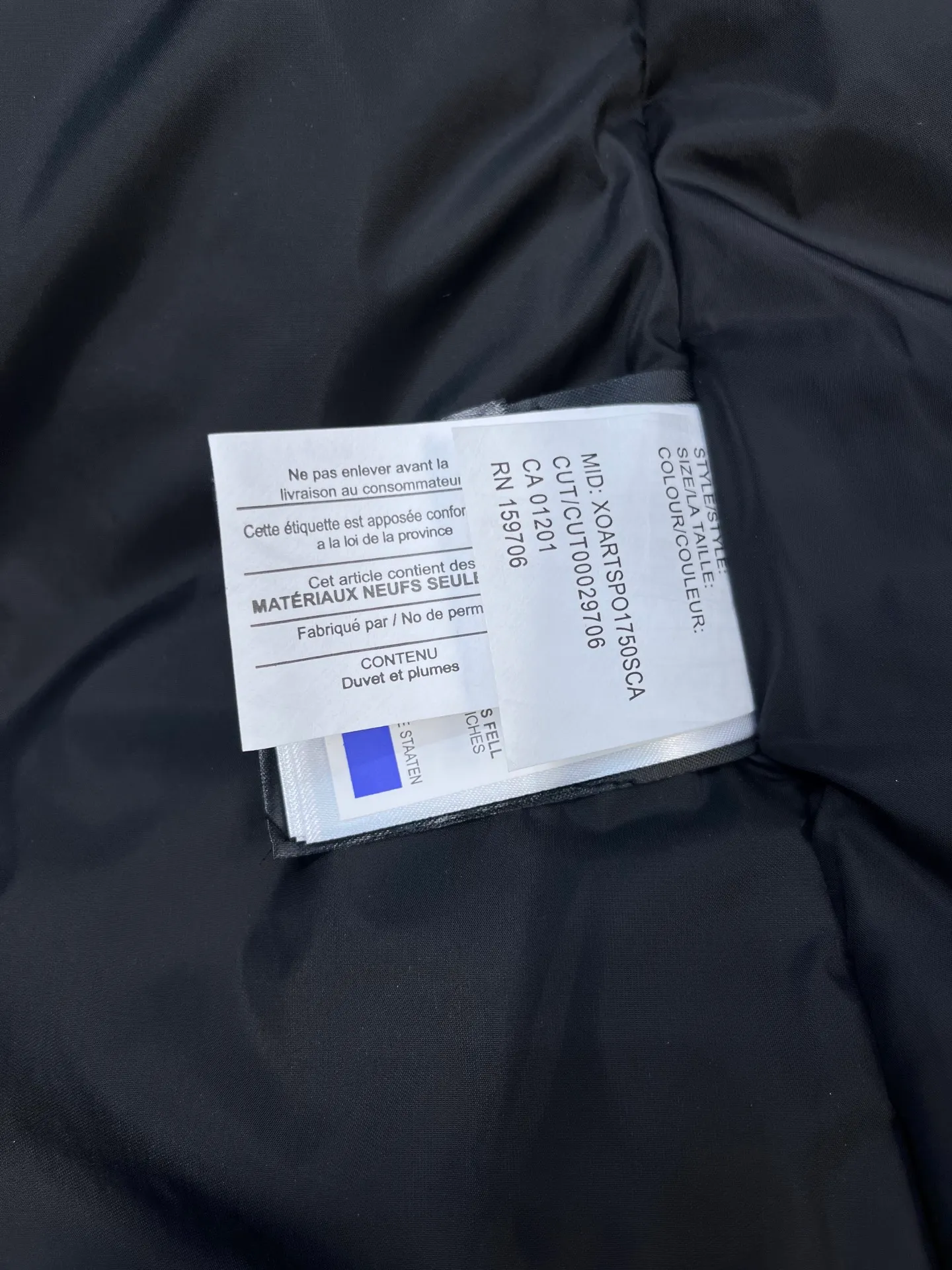 P860 Canada goose/Canada Goose 05 model 2580LA CANADA GOOSE/Canada Goose Rossclair parka women's down jacket, authentic original clothing molding, all accessories are custom-made from the original factory. This model is very unique. The zipper at the back can be opened to change into a dovetail style, with diagonal pockets and a layer of hidden pockets underneath. The official website has become a popular model. The softness and hardness of the fabric are compared with the genuine ones. It can be restored by kneading at will (fabric misunderstanding: fabrics with high hardness are not waterproof. Only those who buy the latest genuine version this year will notice the softness and comfort of the fabrics). The down is synchronized with the genuine white duck down. It is fluffy and not lumpy. The electronically controlled down charging machine is used to fill the zippers with customized genuine YKK zippers. High hardness and no lag. The fur collar is purchased from the same manufacturer as Wolf Hair. (Cooperative factory 2019 Canadian wolf skin auction and Big Goose official auction of wolf skin fur collars on the same site) All workmanship and wiring are controlled by workers with more than ten years of service. They must be horizontal and vertical, and are not crooked. The density of the inner wiring is more exquisite. Compare at will. Big goose label, collar label, washed label, hang tag, zipper rope, pocket label, back label, collar velvet, Velcro fasteners, all details of the cuffs are updated simultaneously with the original product, the best version, and the most complete color matching. The fighter in World 05 battles various world goods. Size: XS-XL
